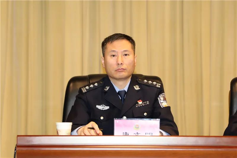 市局党委副书记,副局长张金龙主持会议.