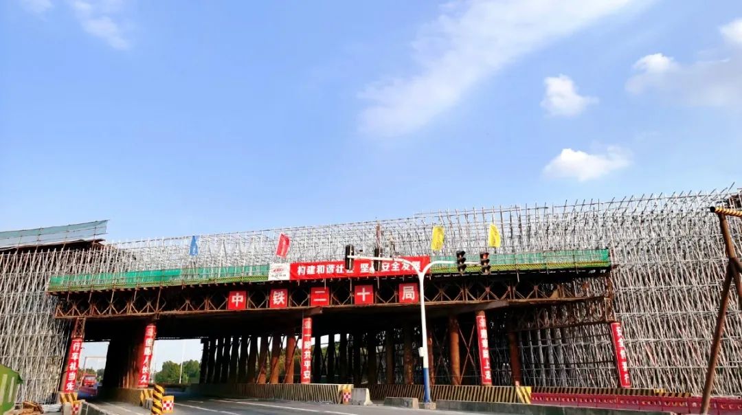 跨g204国道门洞支架搭设他们——主动作为,积极对接各级管理部门科学