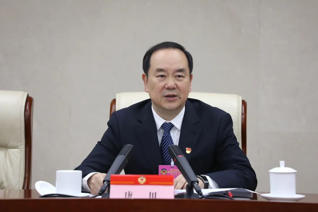 王小渝宣读了《中共重庆市渝北区委关于在区政协第十五届委员会第五次