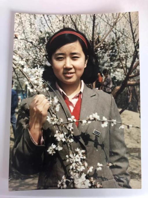 妈妈曾经也是个花季少女",翻开老照片才恍然大悟,我的"李焕英"这么