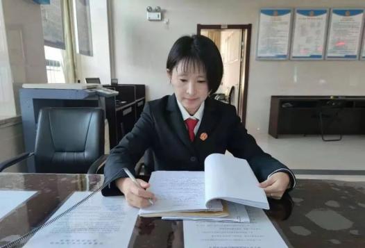 立案庭(诉讼服务中心)四级主任科员 胡伟群在工作中