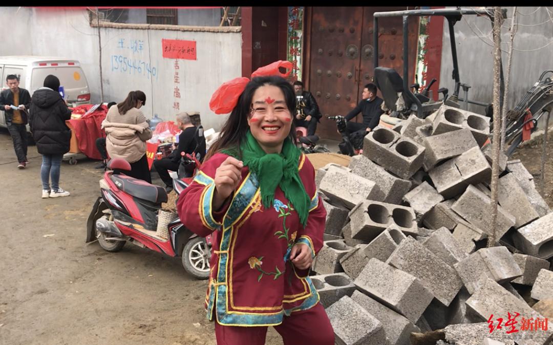 拉面哥家门口上千台手机对着有人24小时直播