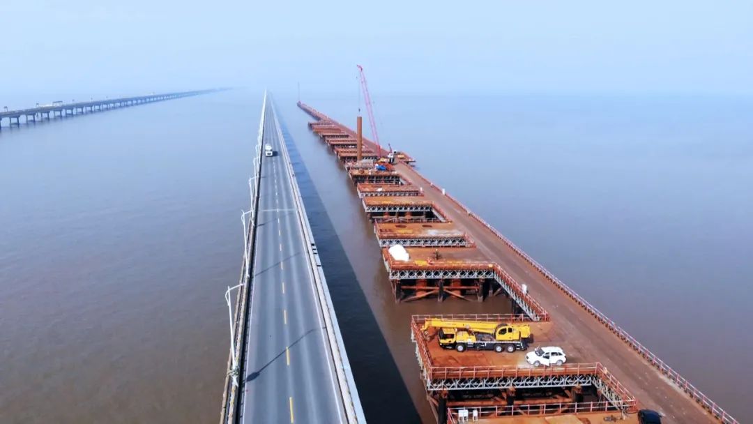 3月5日,如东洋口港经济开发区黄海二桥岸侧施工现场,数十名工人正进行