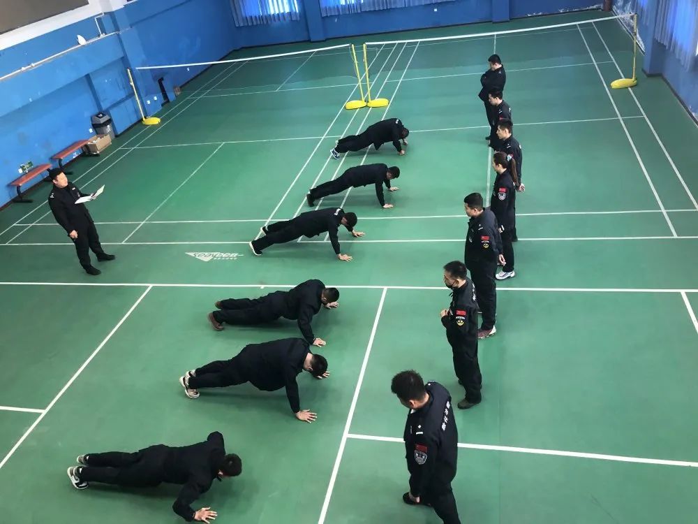 此次测试严格对照《人民法院司法警察体能训练大纲》进行,分别对男女