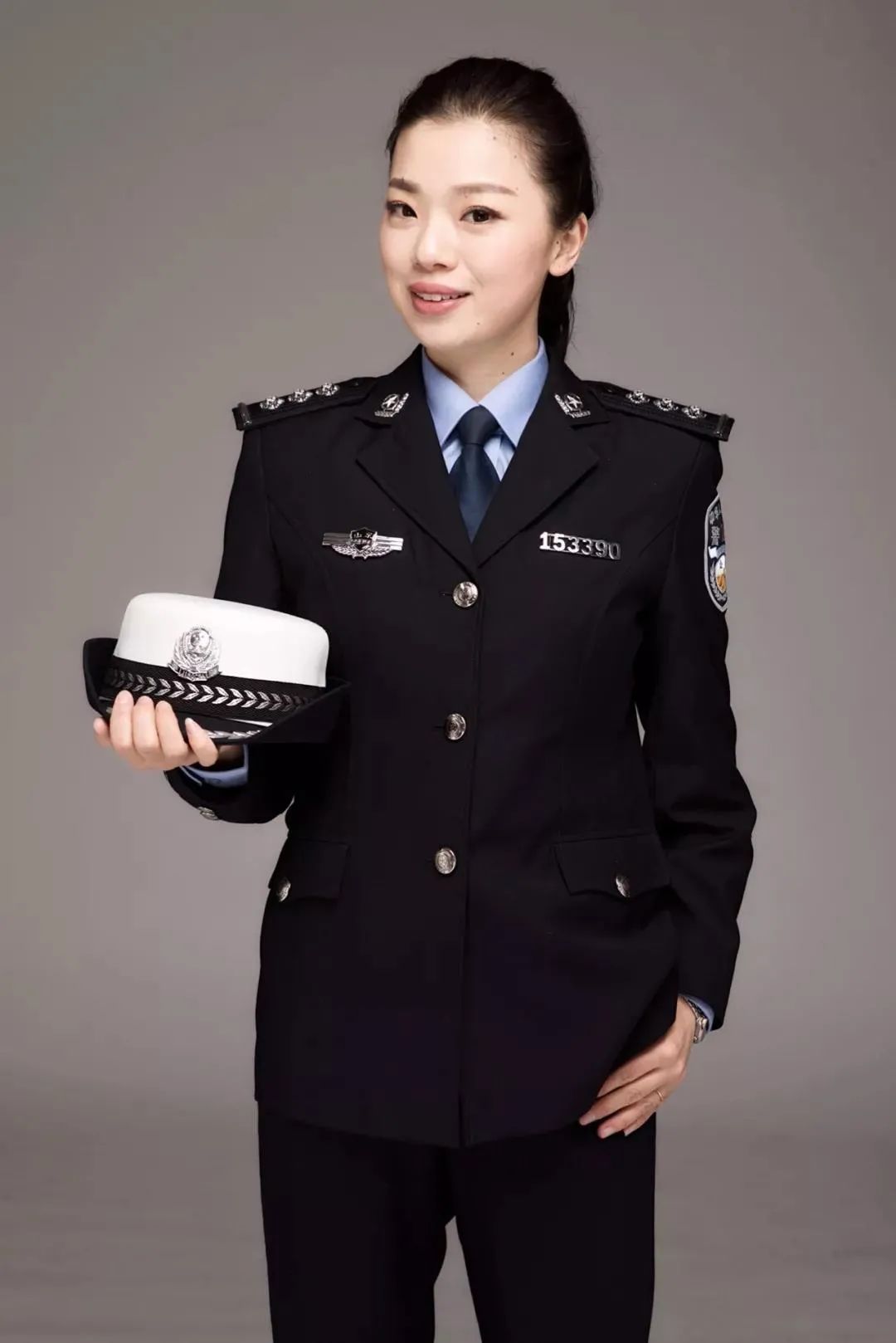 李岩 菏泽市公安局交通警察支队科技信息化科副科长她是一名80后女警