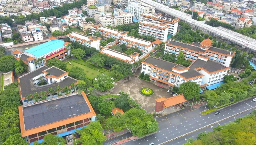 莺飞草长的三月,是一个苏醒的季节,俯瞰桂洲中学校园,目光所及处皆是