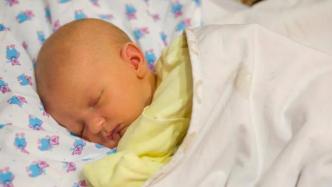 宝宝出生后皮肤黄染，如何区分是生理性还是病理性？