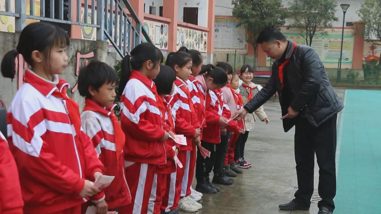 爱心企业走进六枝特区新窑镇二塘小学开展资助活动