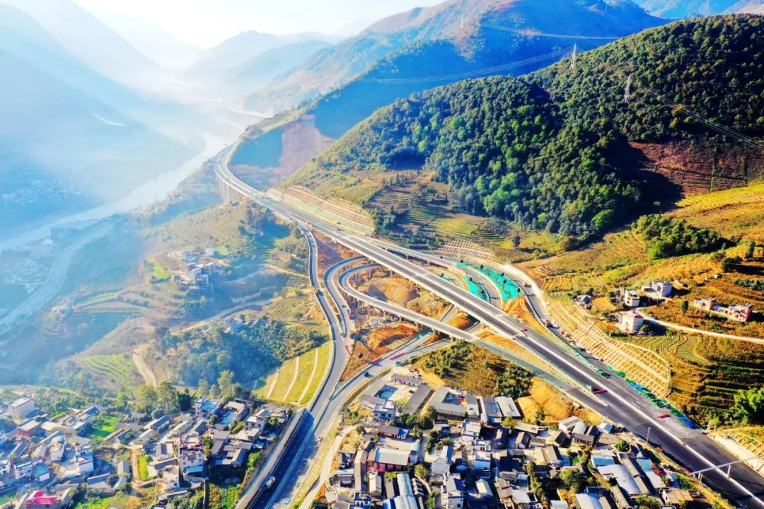 保泸高速公路建成通车傈僳族儿女有了诗和远方