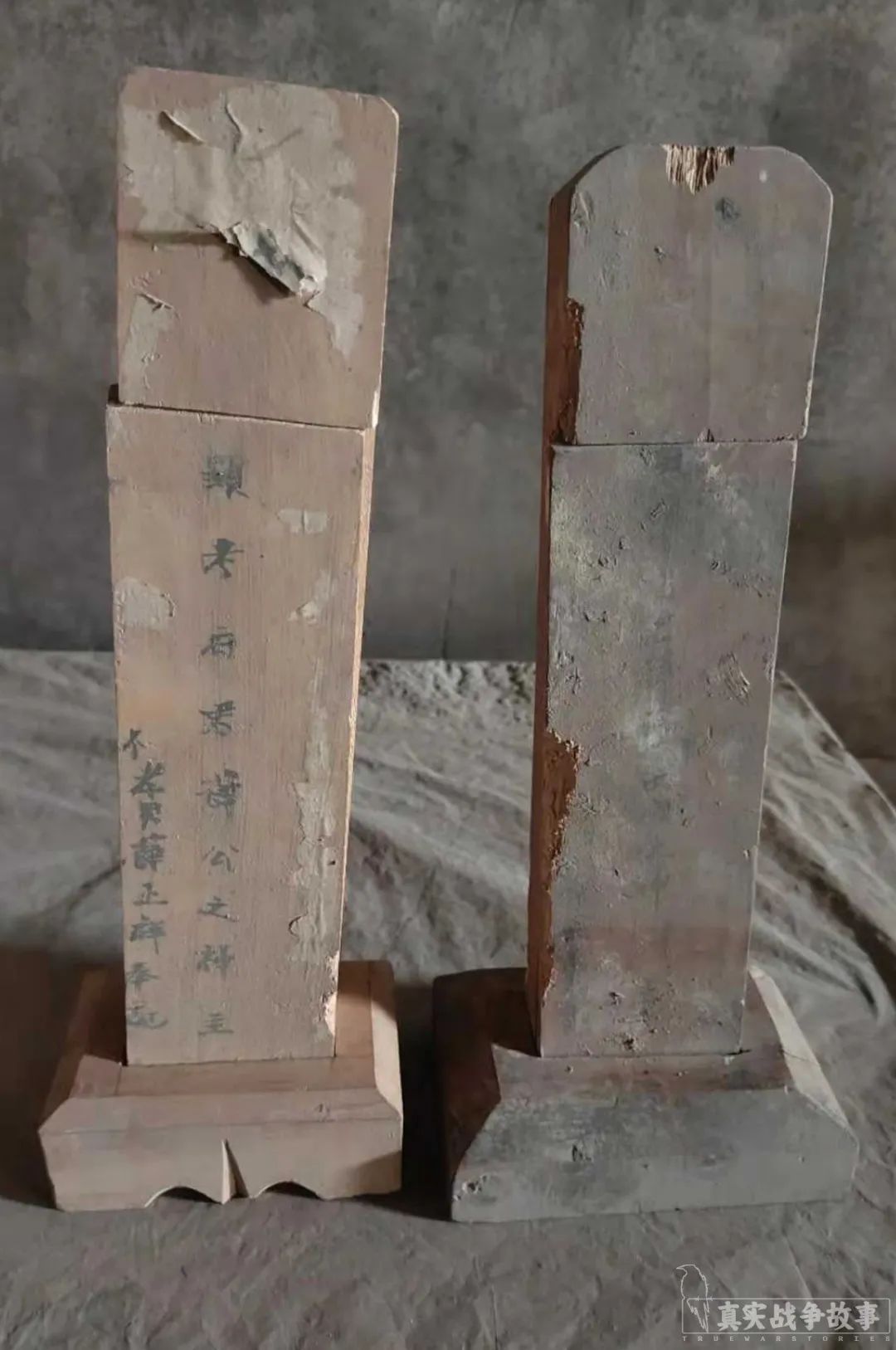 父亲和二叔的牌位,二叔的已经模糊不清父亲说,你二叔在不在我也不知道