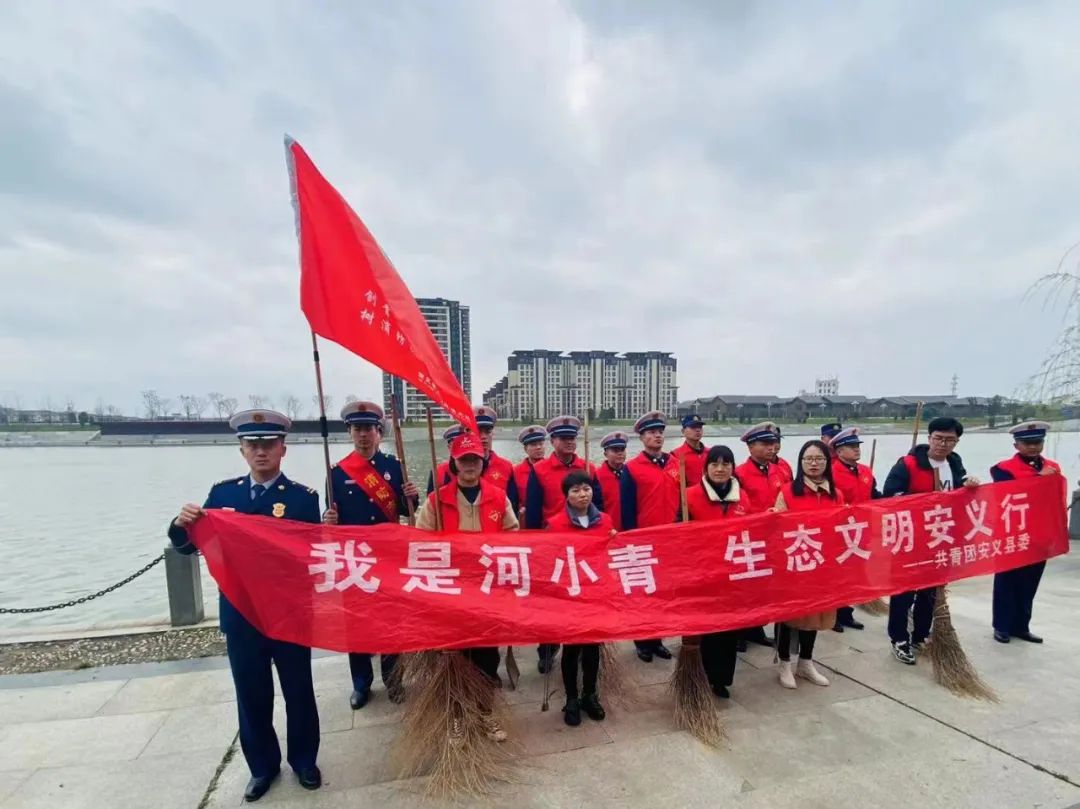 水利局青年志愿者在县城潦河北路段共同开展"我是河小青"——生态文明