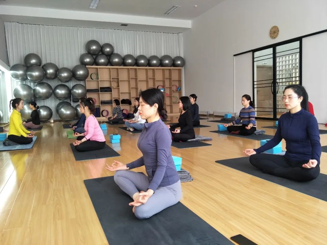 瑜你同行伽人有约梵灵妇女微家三八妇女节瑜伽公益课堂开课啦