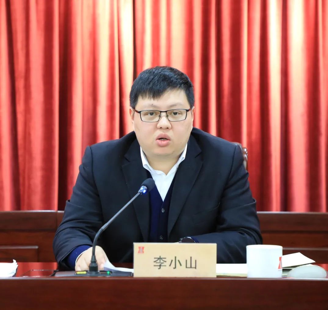 最后,镇党委副书记,镇长,镇全面依法治理委员会副主任李小山强调,一要