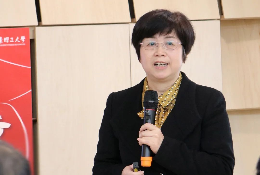 机械与动力工程学院郭慧教授以"勤奋耕耘育桃李"为题,分享了多年来
