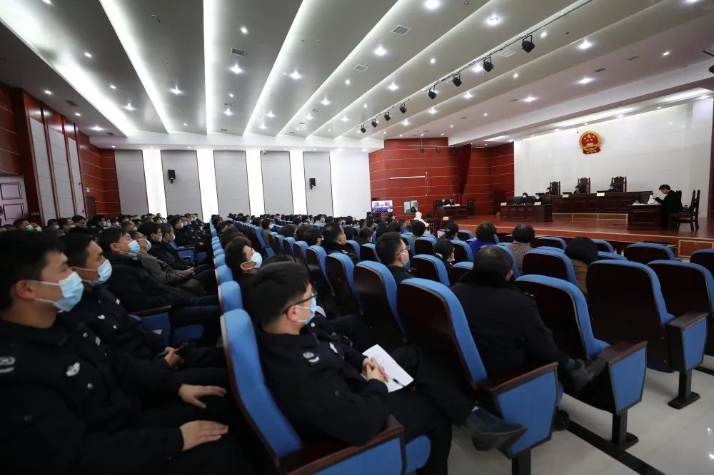 以案为戒以法促廉240余名党员干部现场观摩职务犯罪案件庭审