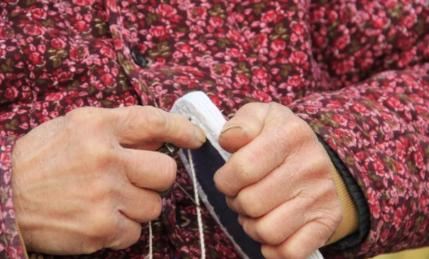 很多年来,母亲做针线活时身边就一直放那个针线筐,针线筐是用细竹条编