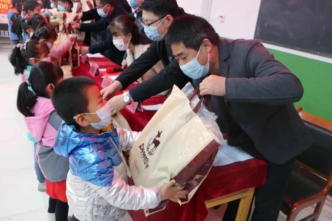 学党史固初心办实事践承诺海西州群团组织及团德令哈市委开展学雷锋