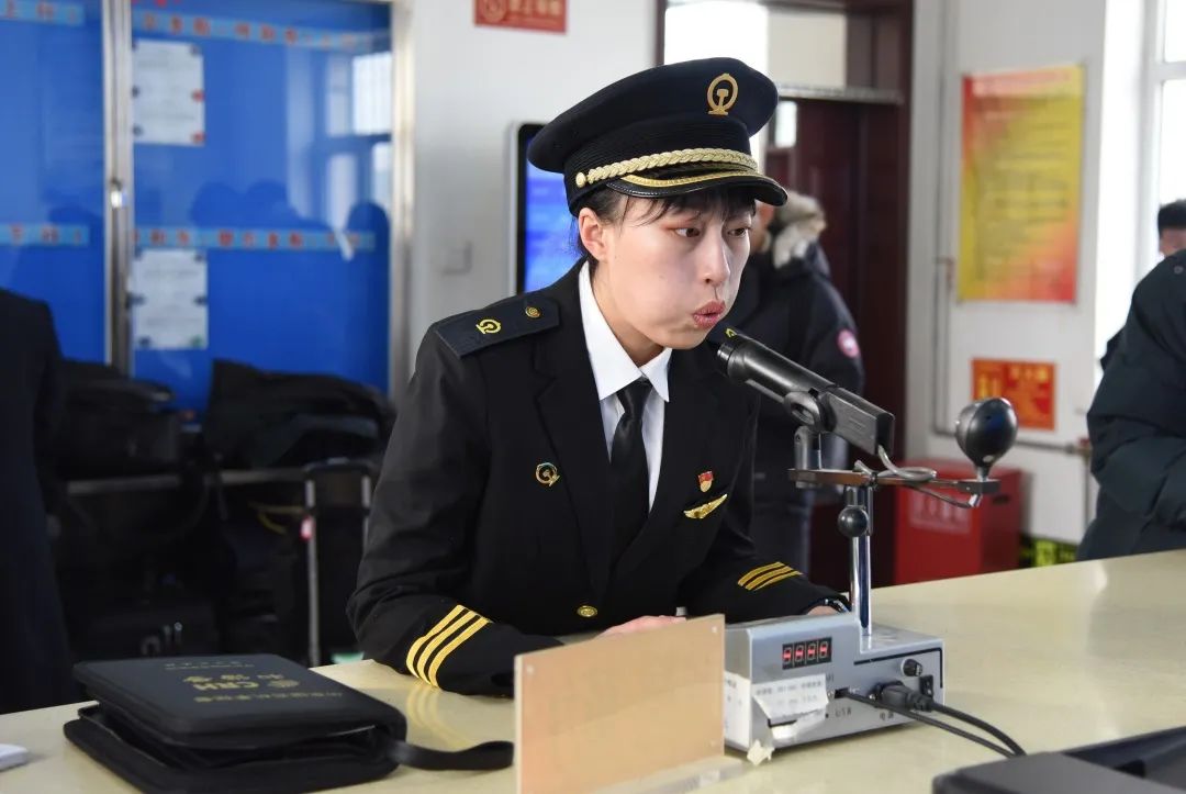 单伟卓集宁机务段 动车副司机王凤玉包头西机务段 电力机车钳工王薇妮