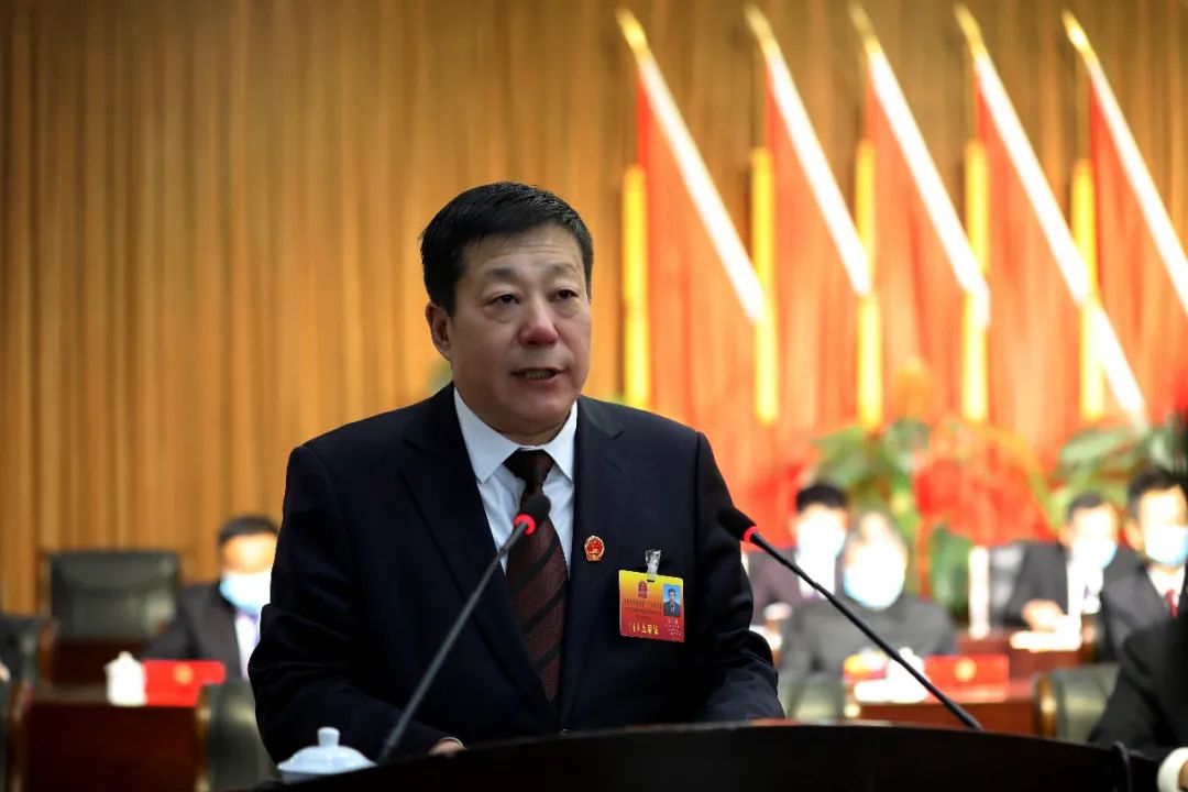 旗委副书记,政府旗长赵利国代表旗人民政府向大会作政府工作报告.