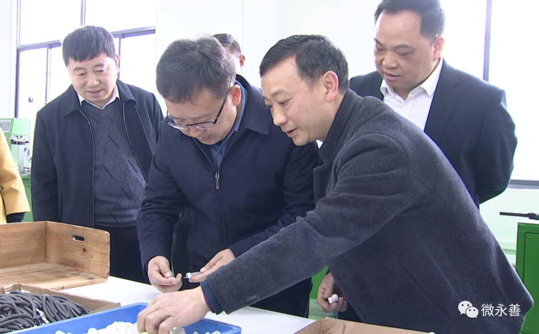 戈昌武率县四班子领导调研红光安置点扶贫车间运行情况