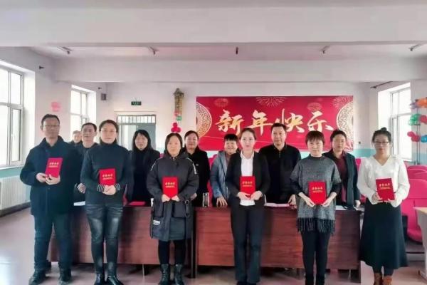 松原市乾安县第六小学举行青年教师读书汇报会