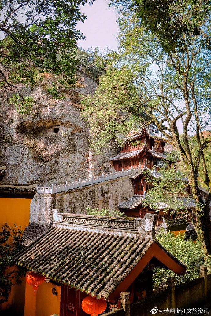 一大一小,一多一少,因而新昌大佛寺也被誉为"越国敦煌",非常震撼!