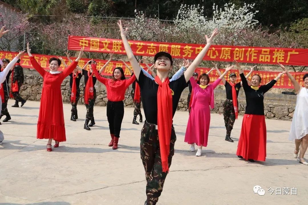 黄豆豆,古丽米娜根据中国文联原创扶贫歌曲《丰收中国年》《幸福红》