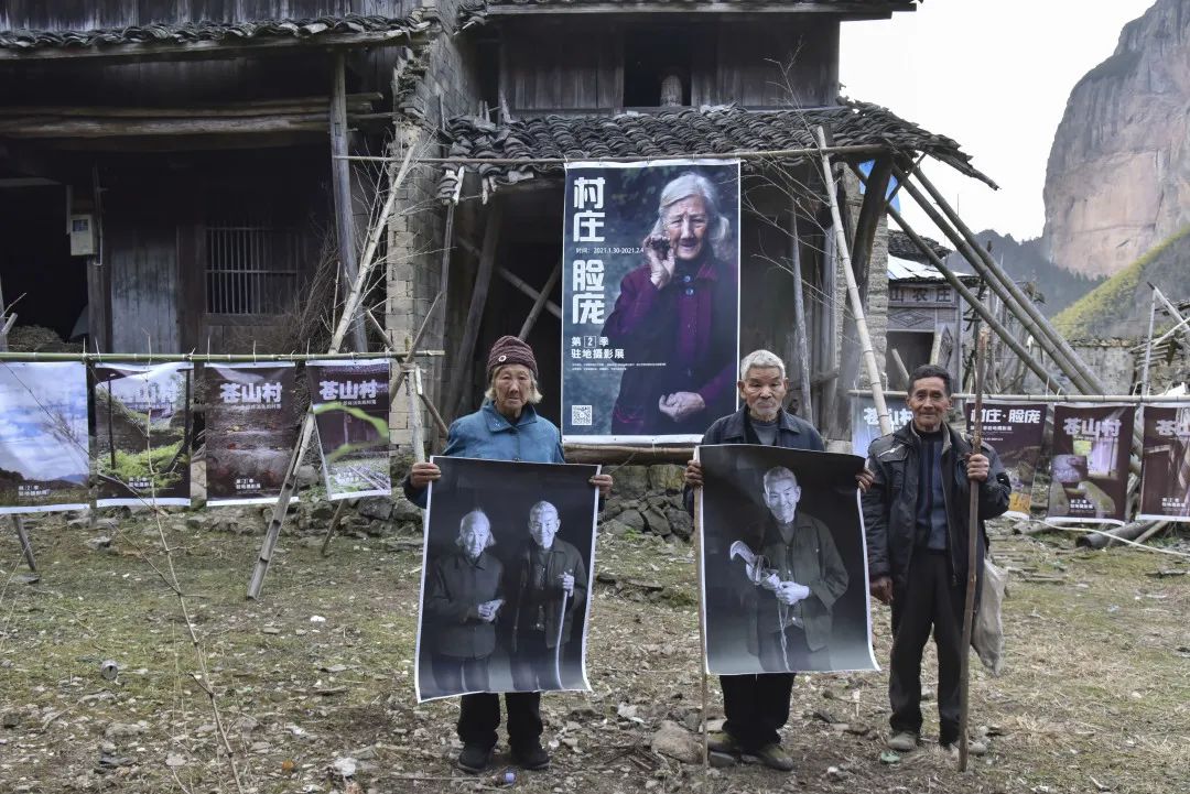 访谈周伟平他用5000张百元现钞做策展