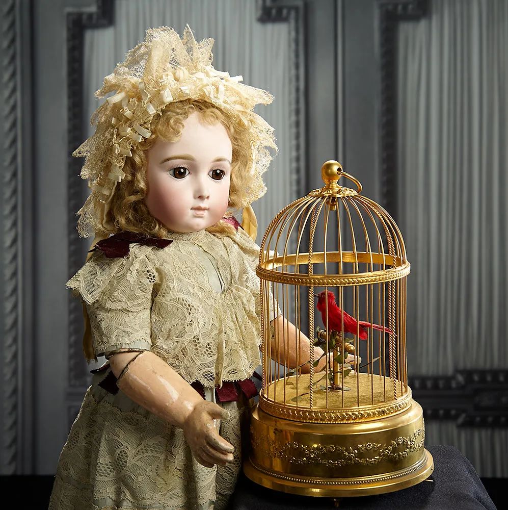 神秘的豪门千金独居医院20年离世留下3亿美元及1000个古董娃娃