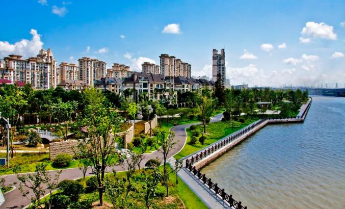 高行绿地公园依水而建 闹中取静,植被芬芳 抬头见绿,出门见景 修长的