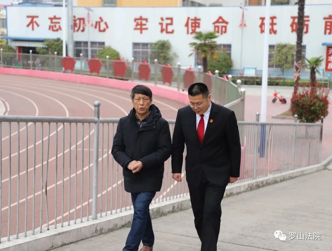 罗山县法院方涛法官受聘担任龙山初中法治副校长