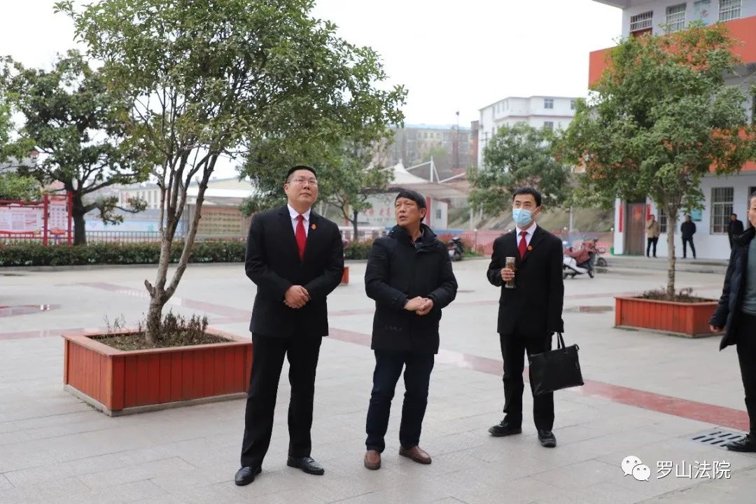 罗山县法院方涛法官受聘担任龙山初中法治副校长
