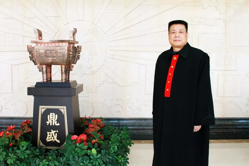 蒸湘法院 三十年过去,法院制服从84式的大盖帽到2000式法官袍,西服小