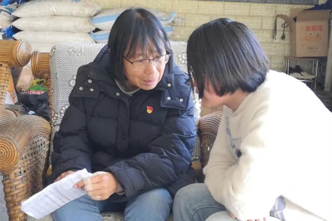 新华网发(王秀丽 摄)2021年3月3日,张桂梅正在和孩子们一起唱《红梅赞