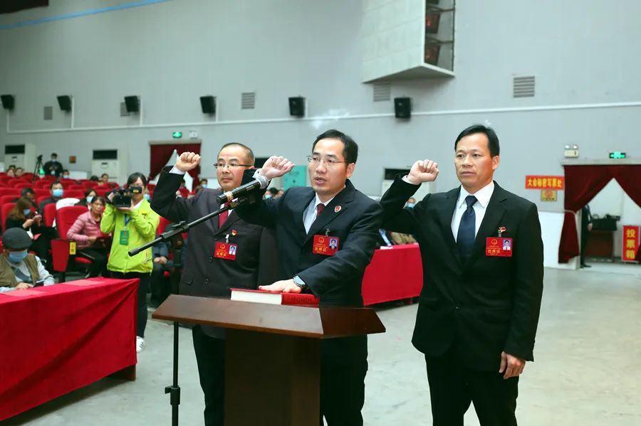 聚焦忻城两会韦猛当选忻城县人民政府县长