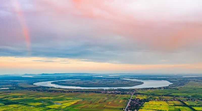 石首天鹅洲湿地南依九曲回肠的荆江河段,北靠一马平川的江汉平原,总