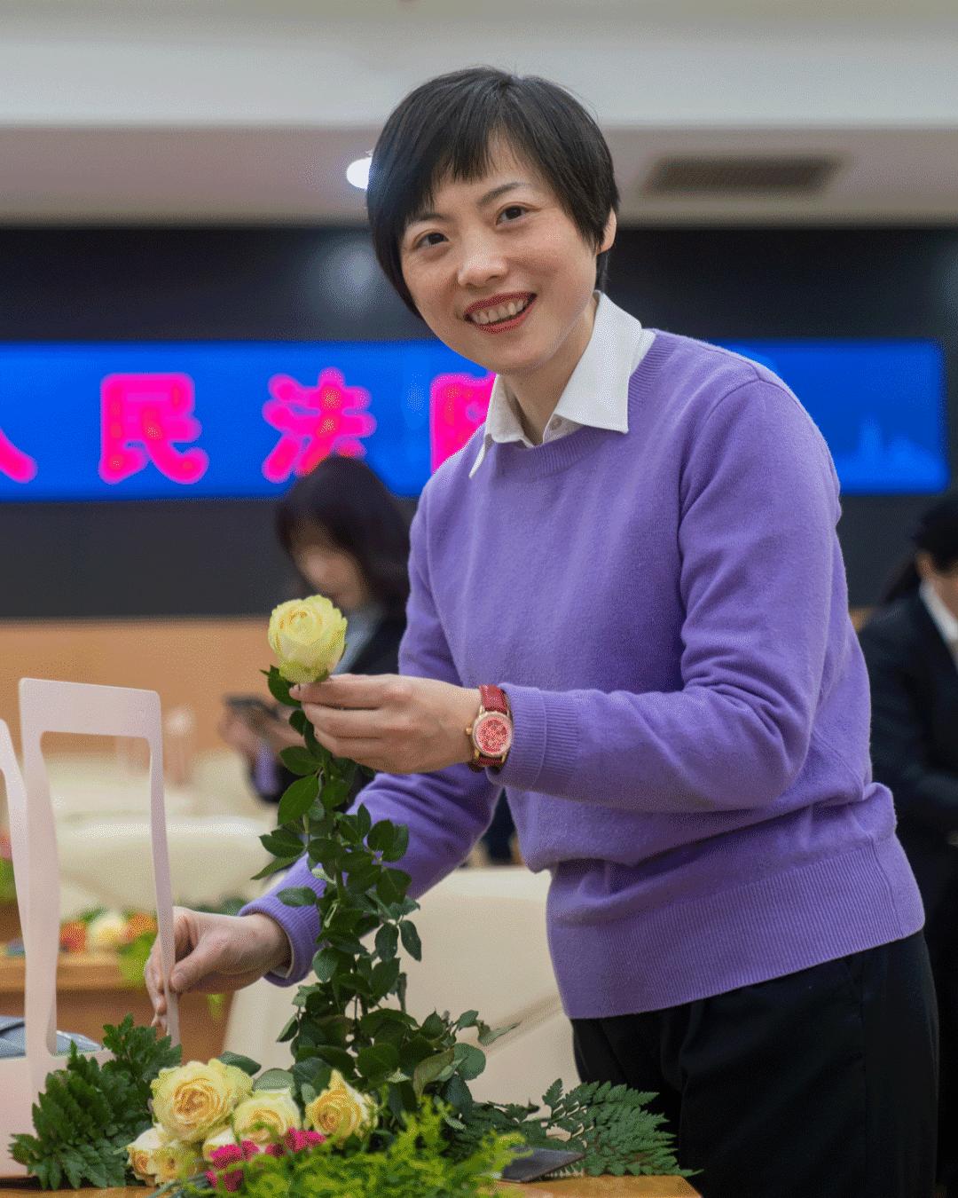 卢薇薇上海市三八红旗手立案庭副庭长乔蓓华在上海二中院女干警的群