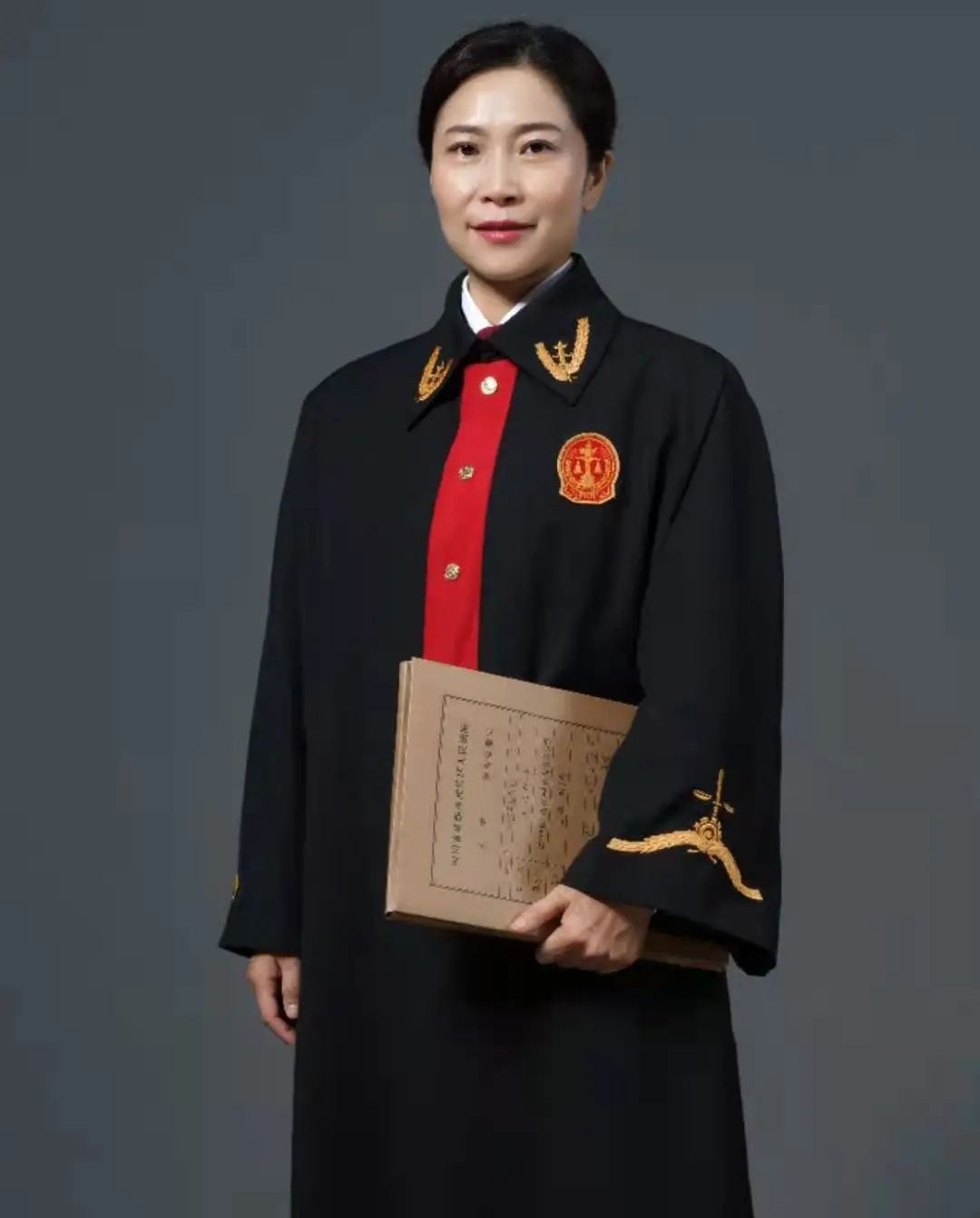 法徽下绽放的铿锵玫瑰,是什么颜色?