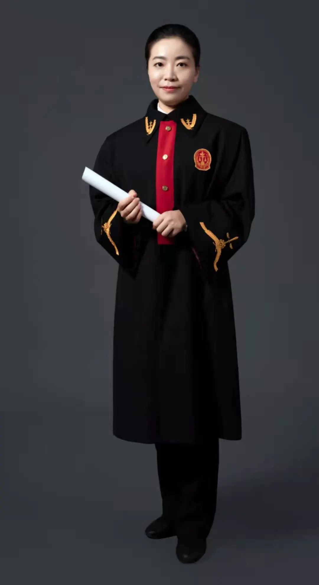 法徽下绽放的铿锵玫瑰是什么颜色