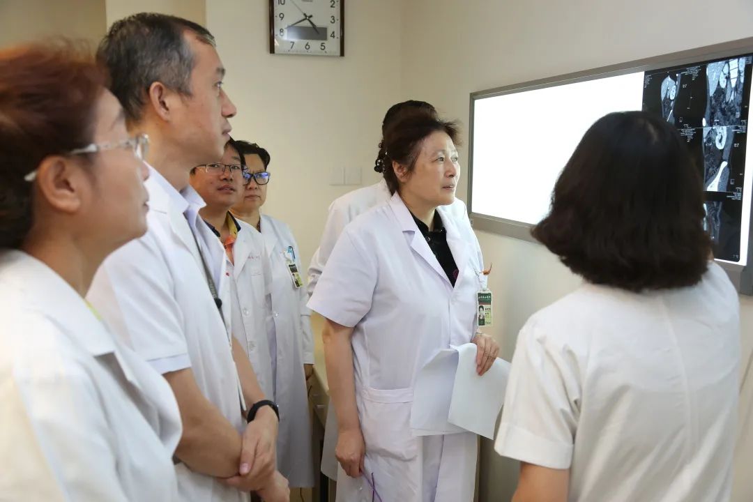 钱家鸣教授(右二)mdt讨论中.