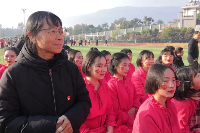 2021年1月1日,华坪女子高级中学举行红歌赛,张桂梅和学生们在一起.