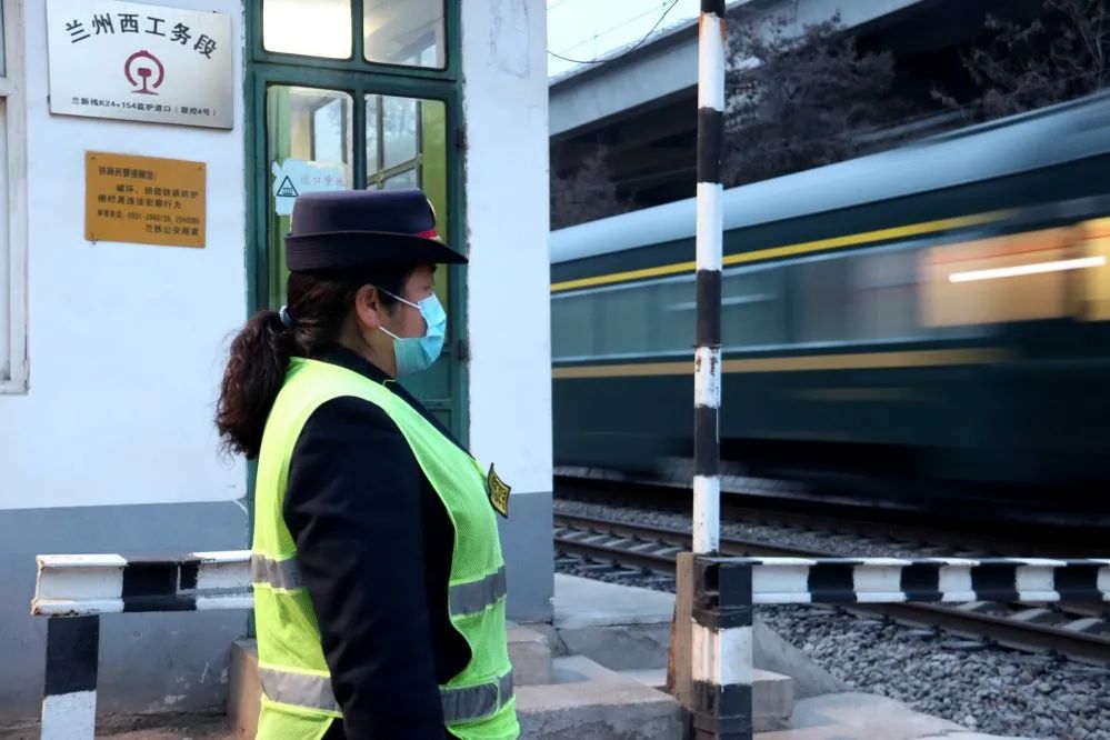 道口女工最后一班岗为30年铁路工作划上完美句号