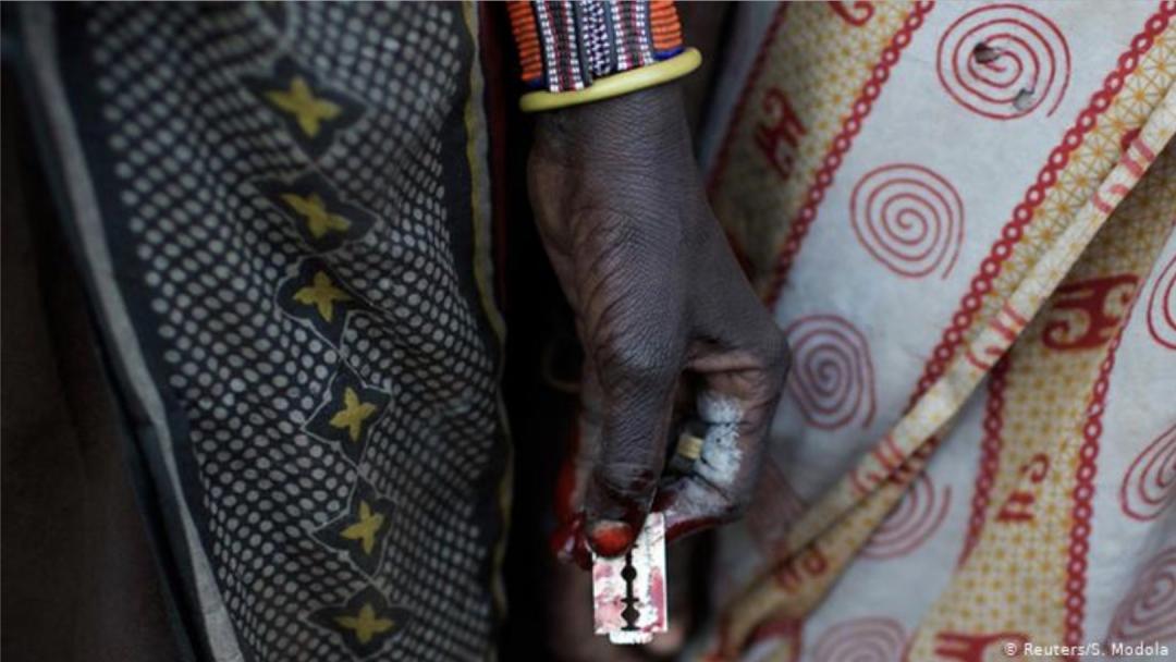 在肯尼亚裂谷省,四个女孩刚刚经历了割礼——用这枚刀片