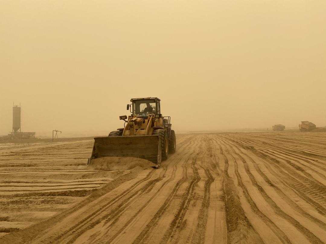 面临的第一道难题是项目建设方民航建工团队风积沙场道施工2019年10月