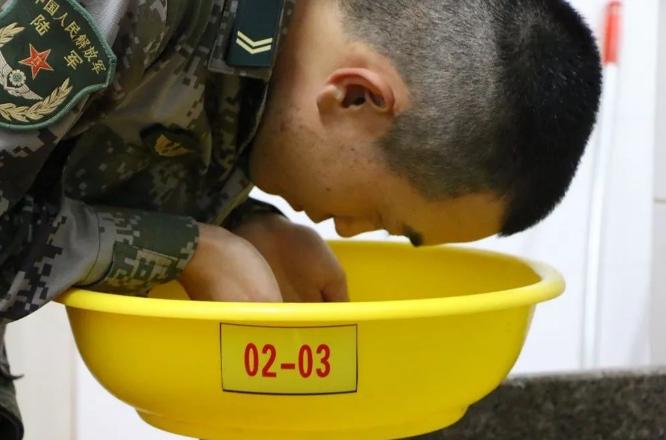 战友军营神器黄脸盆你拿它装过啥