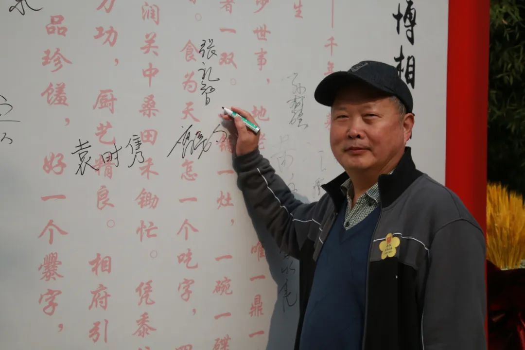 陕菜书籍展示区西安半坡博物馆馆长张礼智先生赠书与刘晓钟,田建国