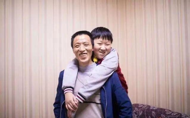 网上一位父亲送女儿开学的视频曾感动无数网友.