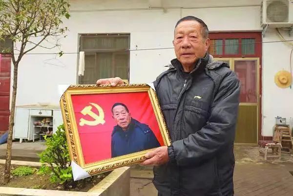 临颍人物临颍这位好儿郎出资万元为老党员冲洗照片