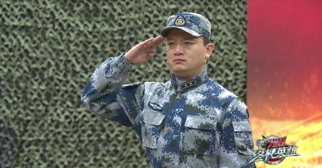 李磊,36岁,2004年入伍,空军中校军衔.