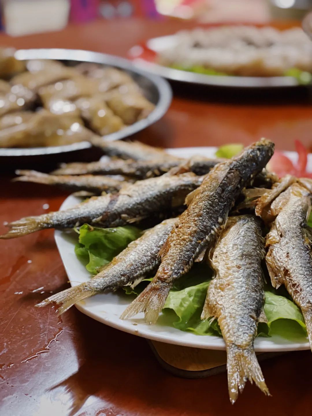 除了鴨肉,店裡還供應馬鮫魚,福壽魚等多種海魚和淡水魚,香煎西仔魚是